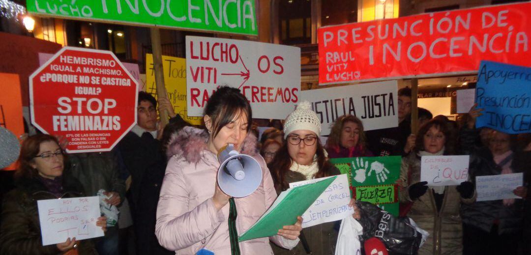 La prima de uno de los condenados ha leído un manifiesto.