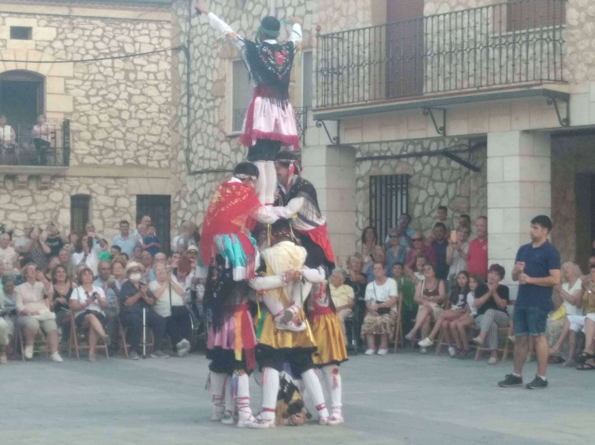 El colectivo riojano formó una torre humana de danzantes