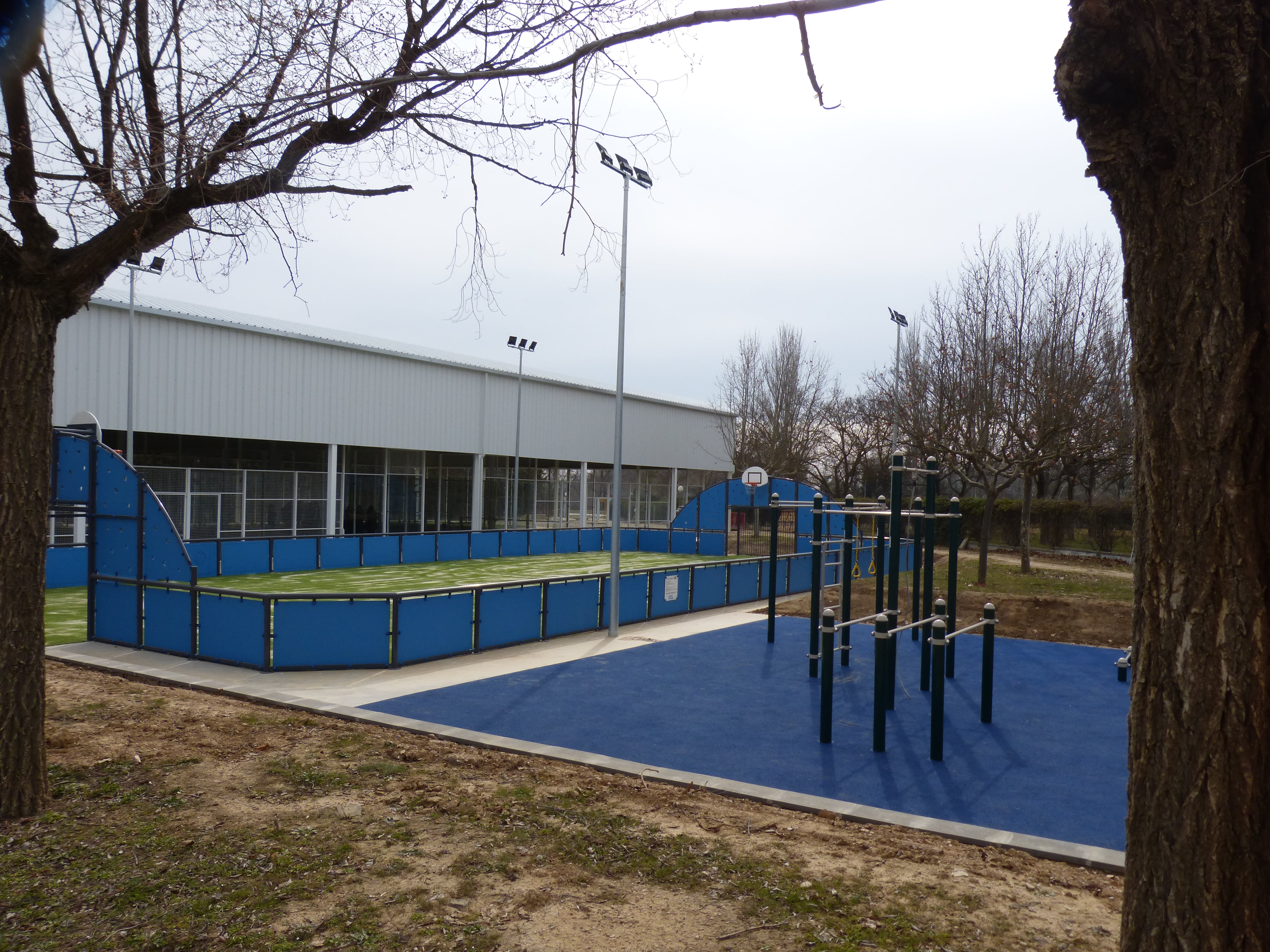 La zona de pádel y circuito de calistenia ya está terminada y preparada para su utilización en la Ciudad Deportiva José María Escriche de Huesca