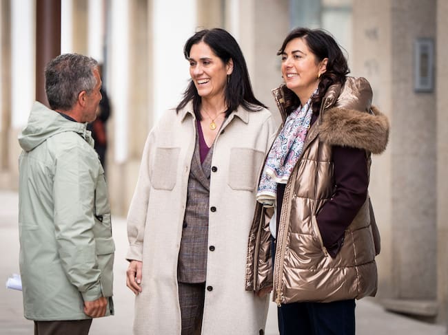 Elena Candia junto con Paula Prado paseando por la calle