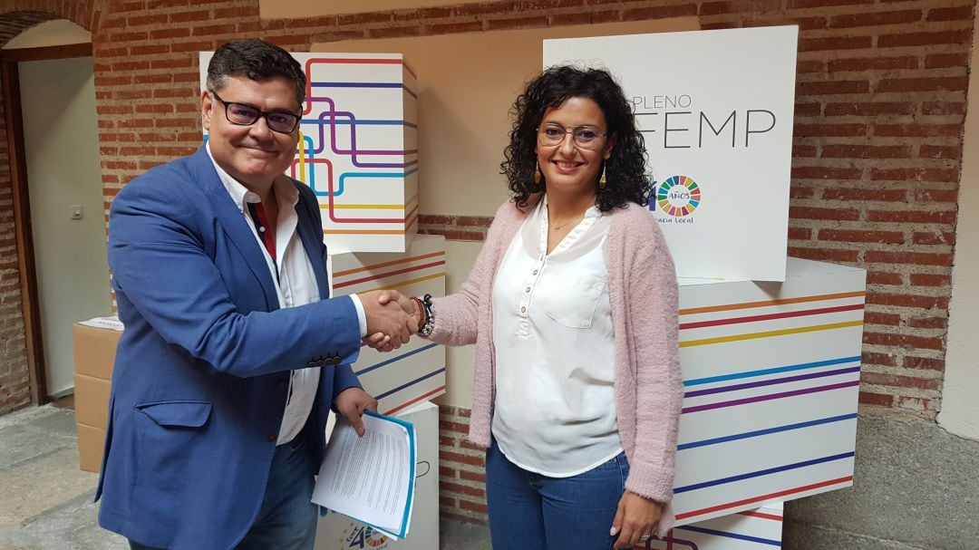 Manuel Romero, de Wine Tourism School y Sara García, gerente de la Ruta, tras la firma del acuerdo