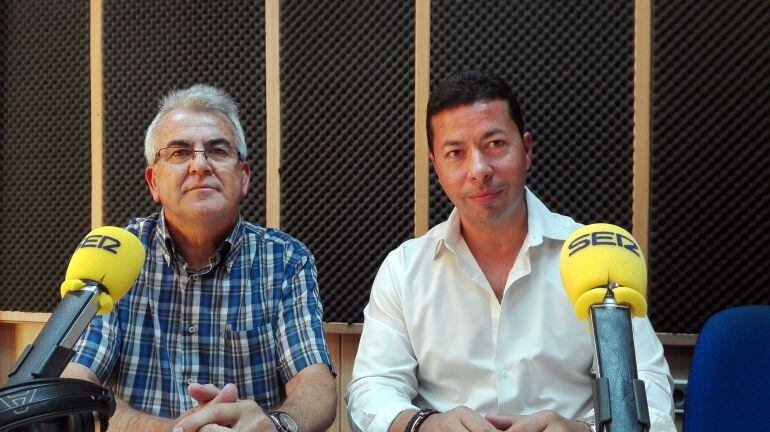 Francisco Soto y Antonio Jarillo comentan las próximas inversiones en el barrio de La Caridad.