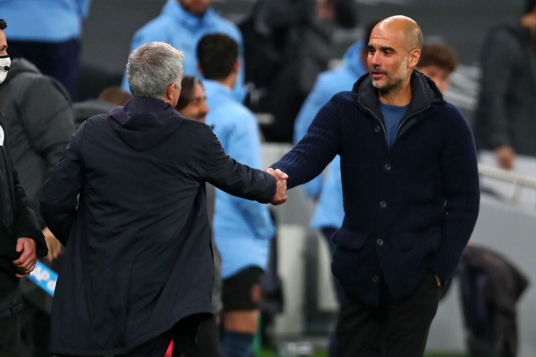 Mourinho y Guardiola se saludan al término del partido.