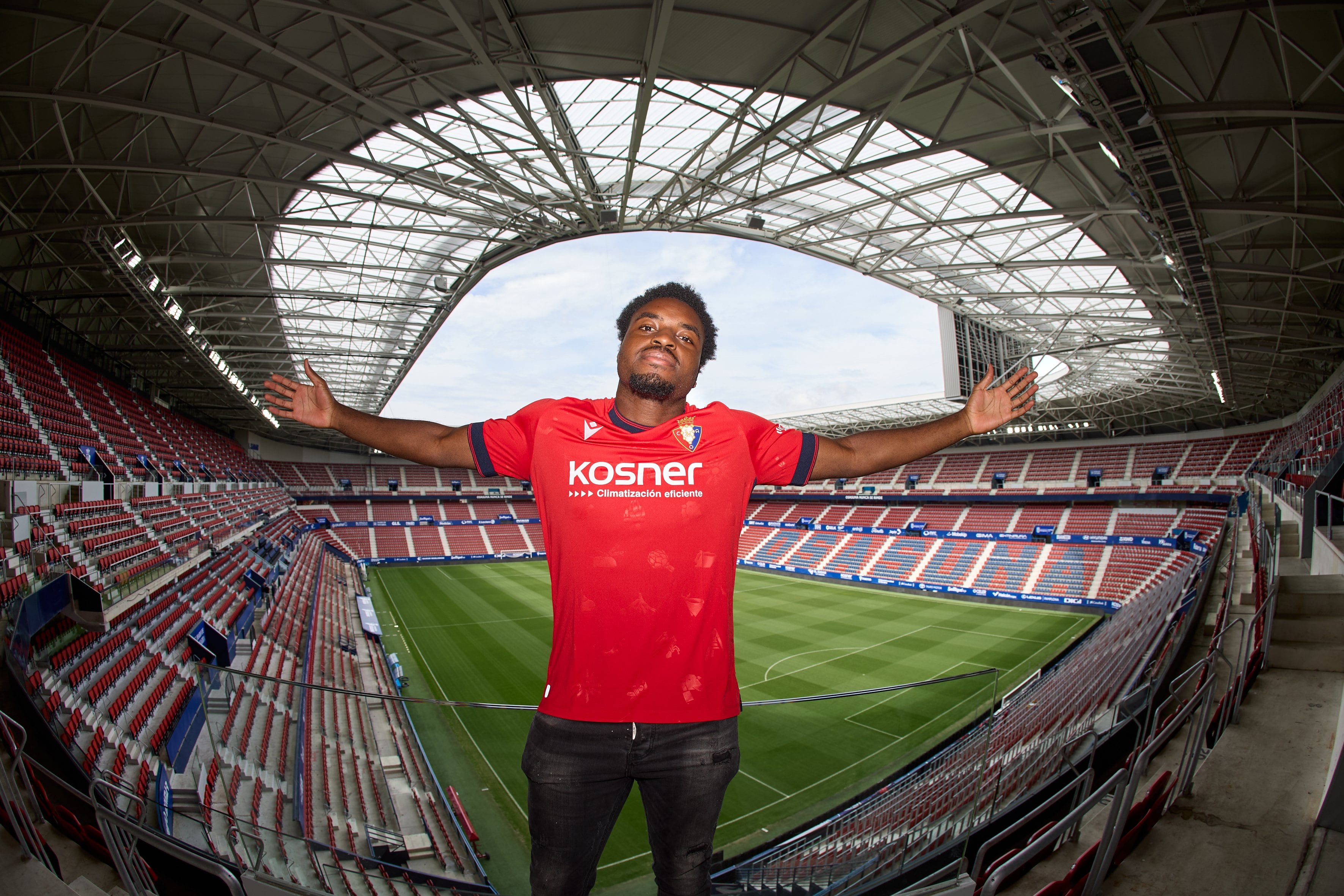 Boyomo luce ya la camiseta de Osasuna en el Sadar