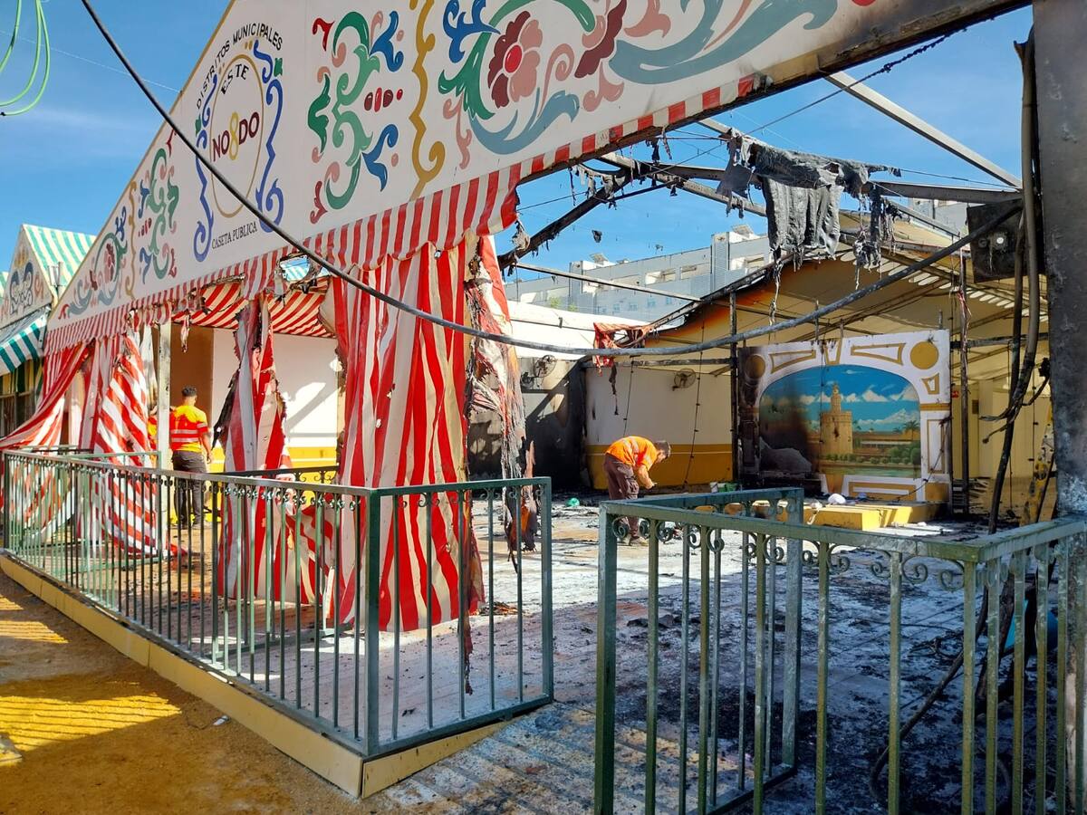 Un cortocicuito provoca un incendio en la caseta del Distrito Este a tres días del inicio de la Feria de Abril 2024