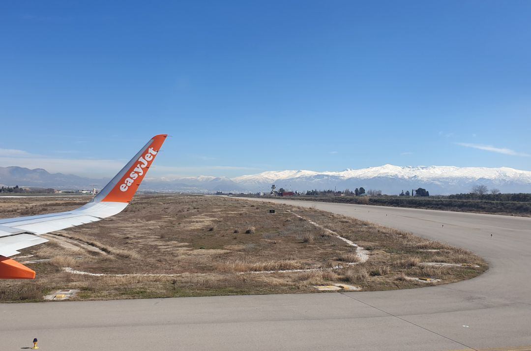 Pista del Aeropuerto de Granada-Jaén desde un avión de easyJet con Sierra Nevada al fondo