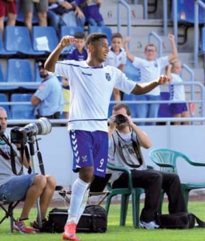 El &#039;Choco&#039; Lozano celebra uno de sus goles ante el Mirandés