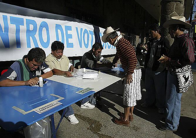 Varios votantes depositan su voto en Santiago Atitlan