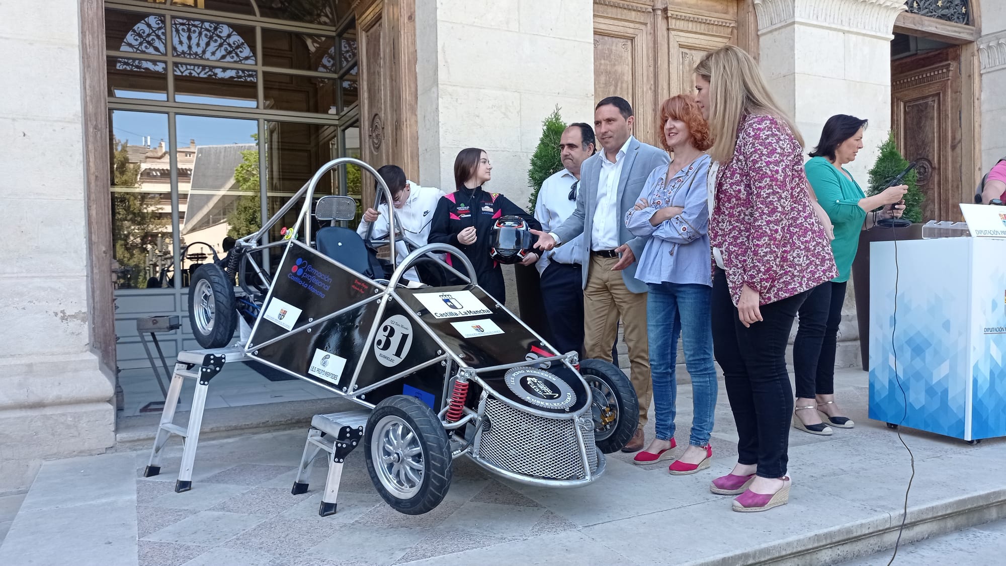 Los pilotos muestran a las autoridades el vehículo eléctrico que competirá en el Euskelec