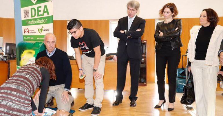 El consejero ha comparecido junto al alcalde, Jorge García, en los juzgados de Colmenar Viejo