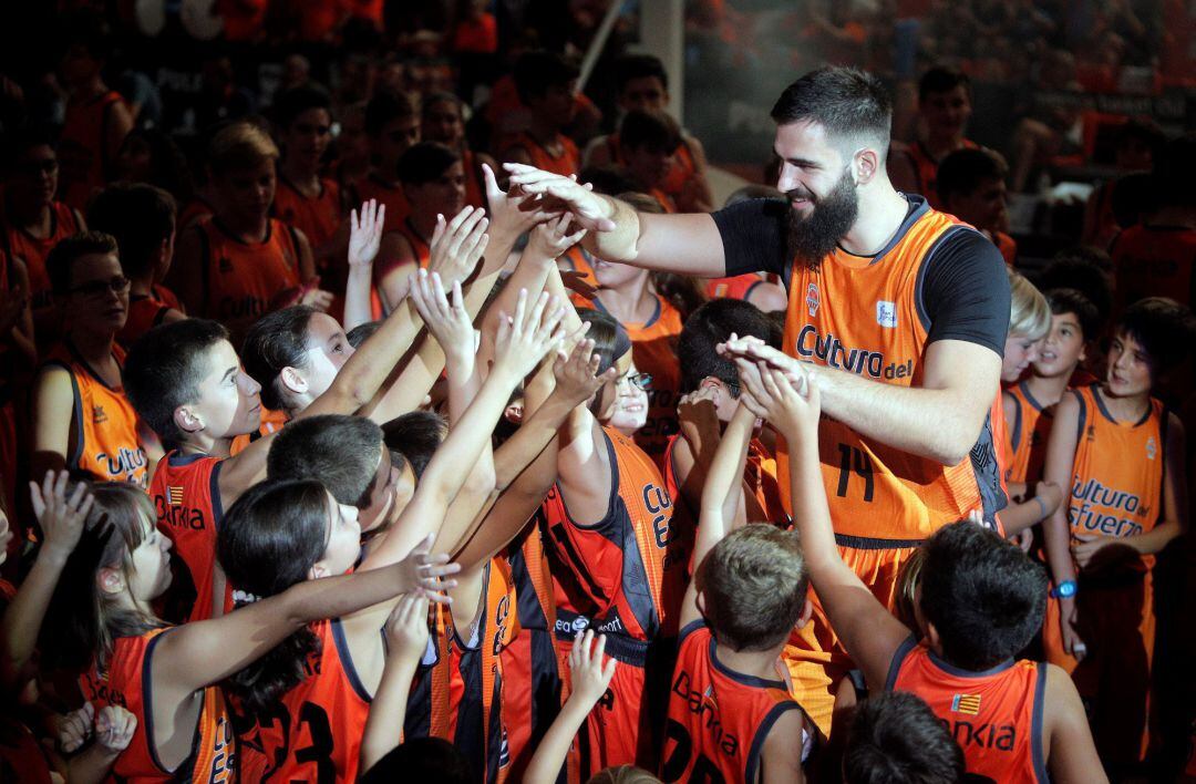 GRAF587. VALENCIA, El pívot del Valencia Basket Bojan Dubljevic, durante el acto de presentación de los equipos del club valenciano esta tarde en el pabellón Fuente San Luis. EFE, Kai Försterling