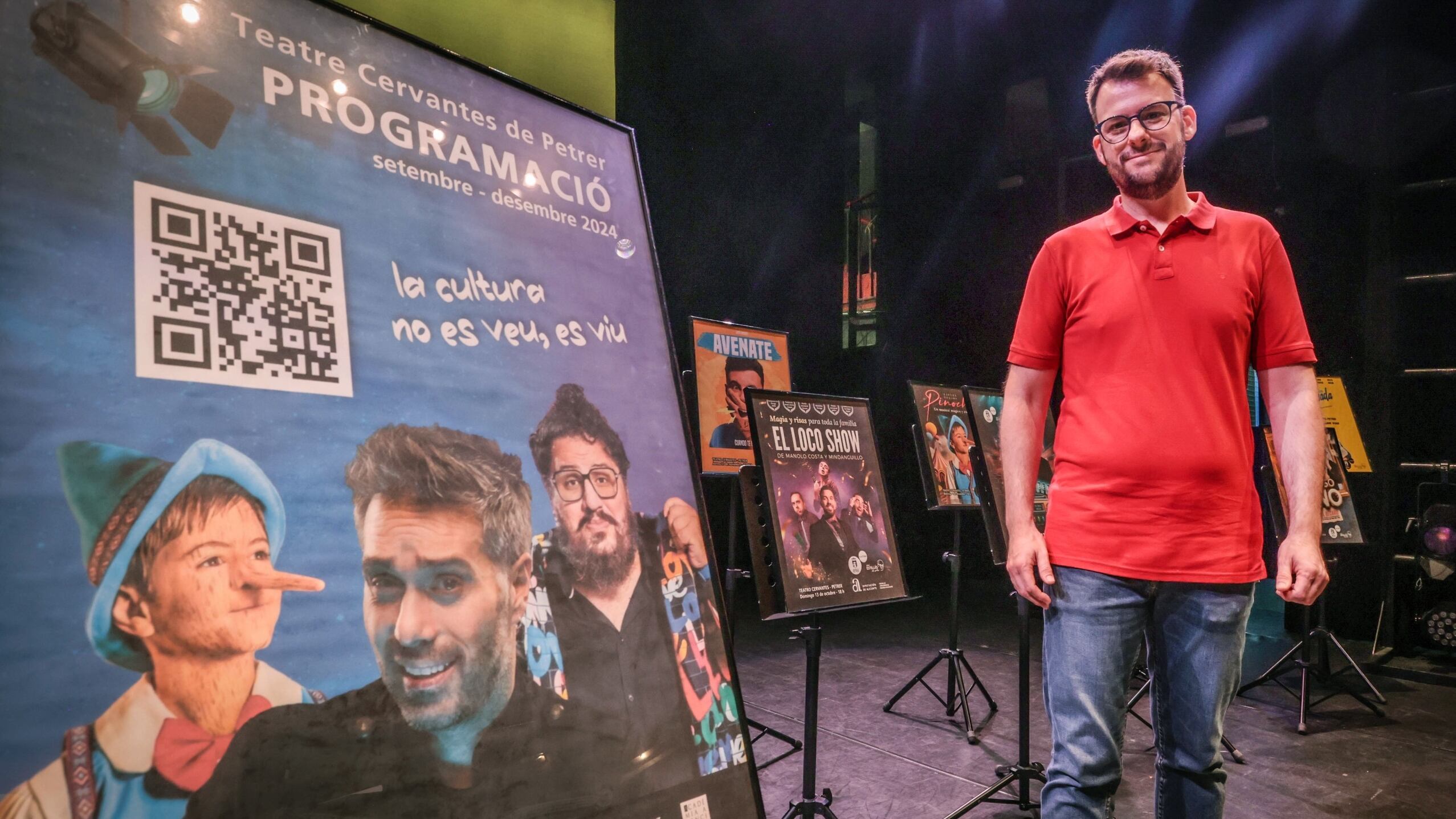 Fernando Portillo, edil de Cultura de Petrer, junto al cartel de la programación del Teatro Cervantes