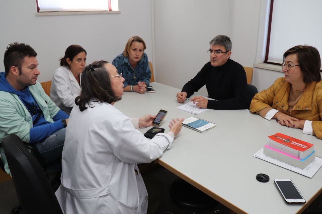 Carmen Mosquera, pediatra del centro de salud de A Guarda, hablando con el alcalde Antonio Lomba junto a otros médicos y la teniente de alcalde. 