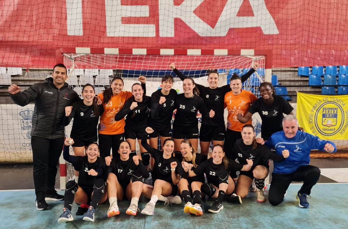Jugadoras y técnicos del Lanzarote Puerto del Carmen en Santander.