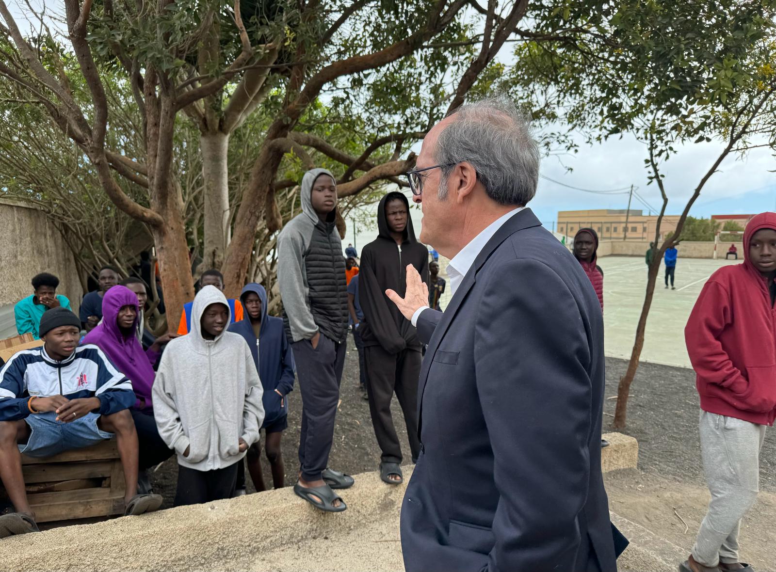 Ángel Gabilondo en su visita a los migrantes acogidos en Tenerife y El Hierro