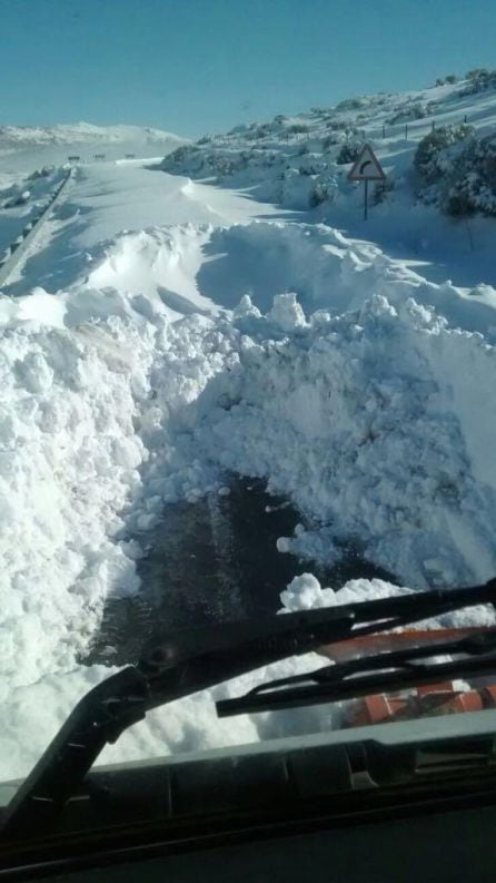 Las máquinas están limpiando más de un metro de nieve