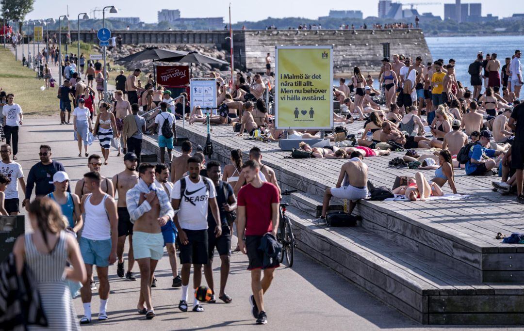 La ola de calor que afecta a Suecia ha sacado a la calle a cientos de personas en la ciudadad de Malmö. A menudo, sin respetar las recomendaciones sobre la distancia de seguridad.