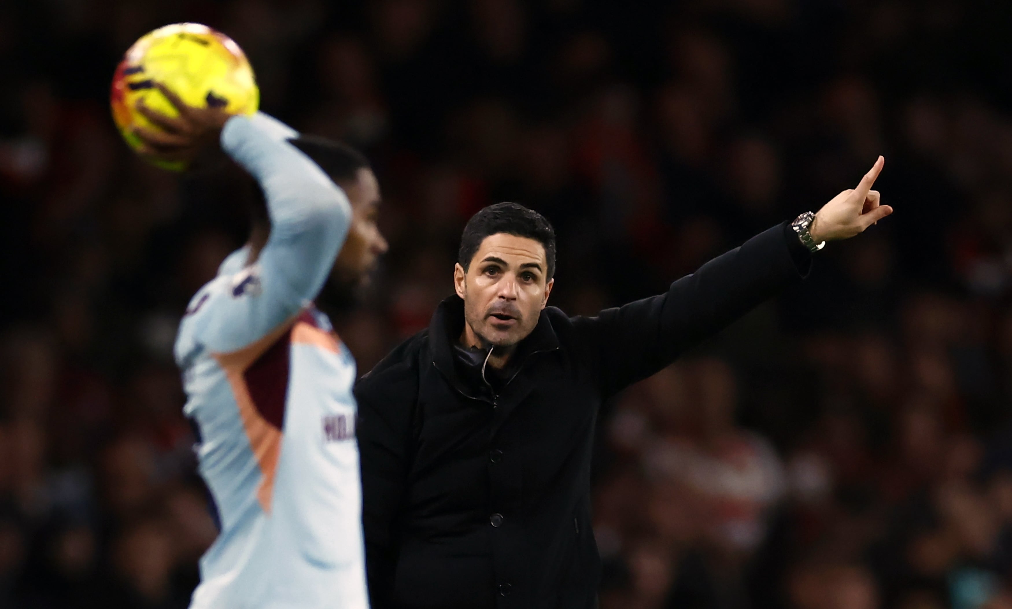 Mikel Arteta da órdenes a sus jugadores durante el Arsenal-Brentford