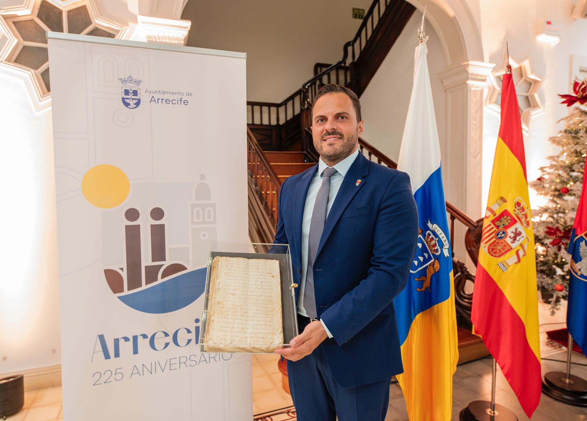 El alcalde de Arrecife, Yonathan de León, muestra las actas fundacionales del municipio, de 1798.