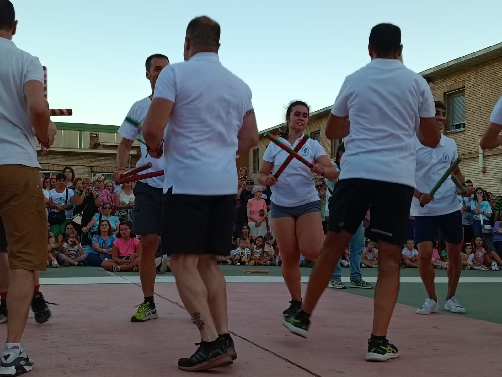 Ibón Cejalvo, una de las dos mujeres que se estrenarán el día 10, en el ensayo de los danzantes