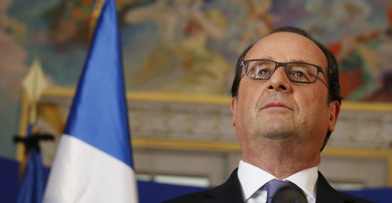 El presidente francés François Hollande se dirige a los miembros de la policía, seguridad y bomberos en el Palacio de la Prefectura de Niza, Francia.