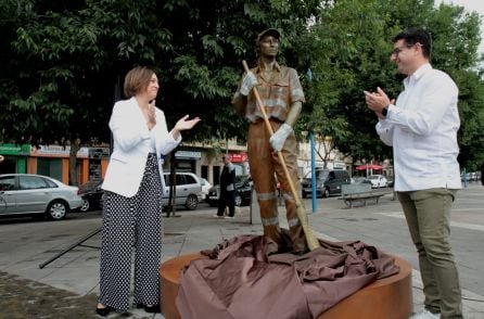 Isabel Ambrosio y Pedro García descubren la escultura homenaje a la plantilla de SADECO