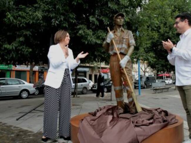 Isabel Ambrosio y Pedro García descubren la escultura homenaje a la plantilla de SADECO