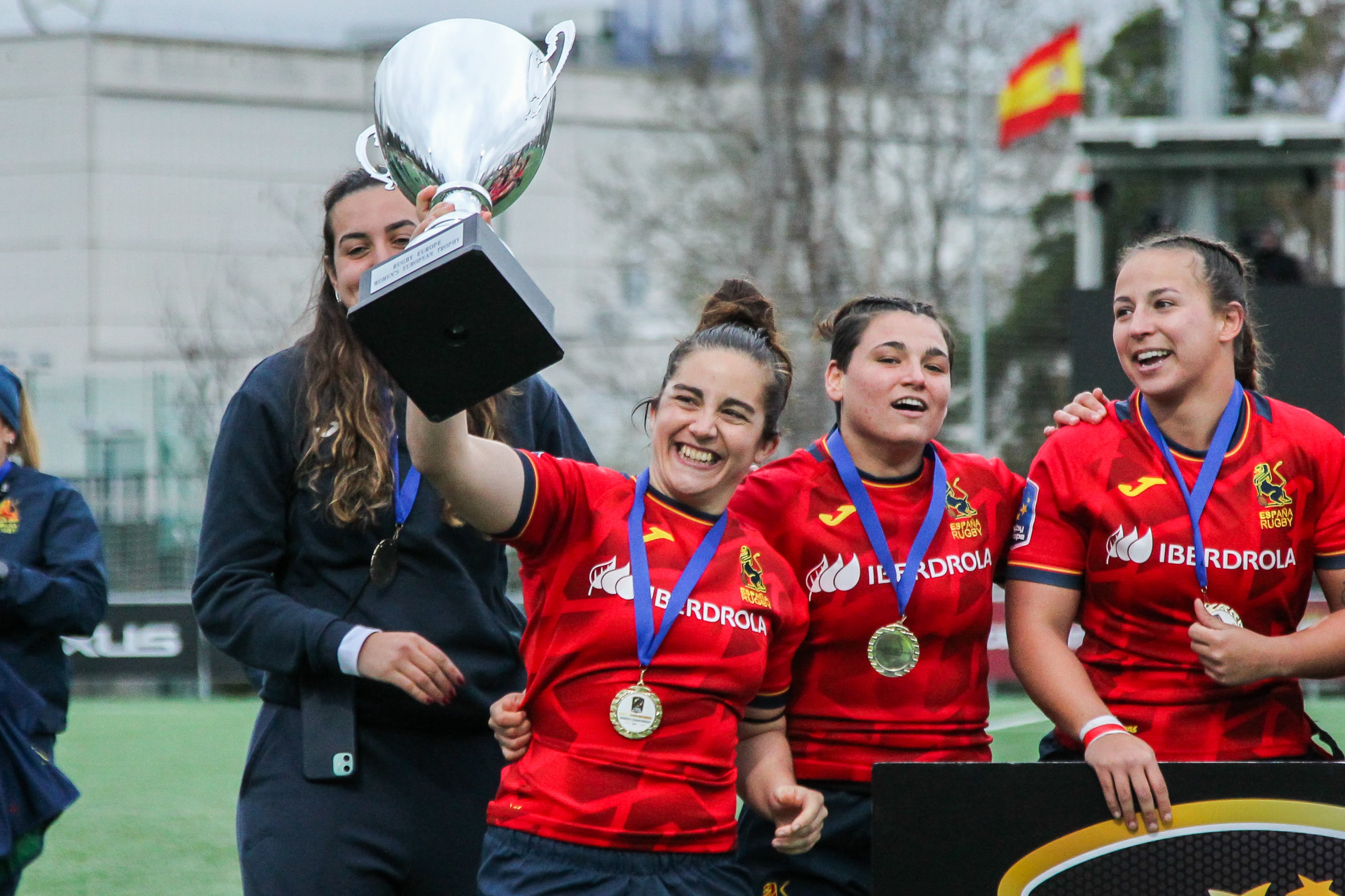 Patricia Garcia levanta el trofeo de campeonas de Europa tras la final de 2022 celebrada en Alcobendas que enfrentó a la selección española y a la selección rusa