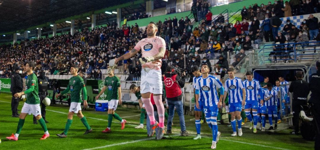 El Deportivo saliendo al partido en A Malata