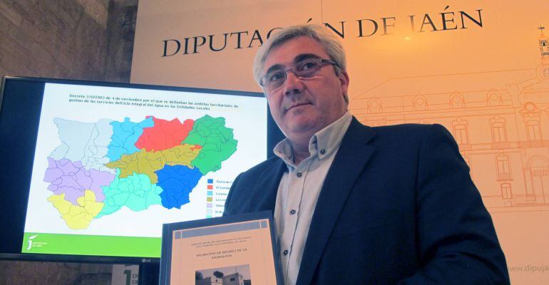 El diputado de Servicios Municipales, Bartolomé Cruz, posa con el informe sobre la gestión del ciclo integral del agua elaborado por el ente provincial.