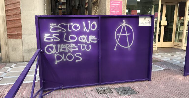 Acto vandálico en una tribuna de la calle Bernabé Soriano de Jaén.