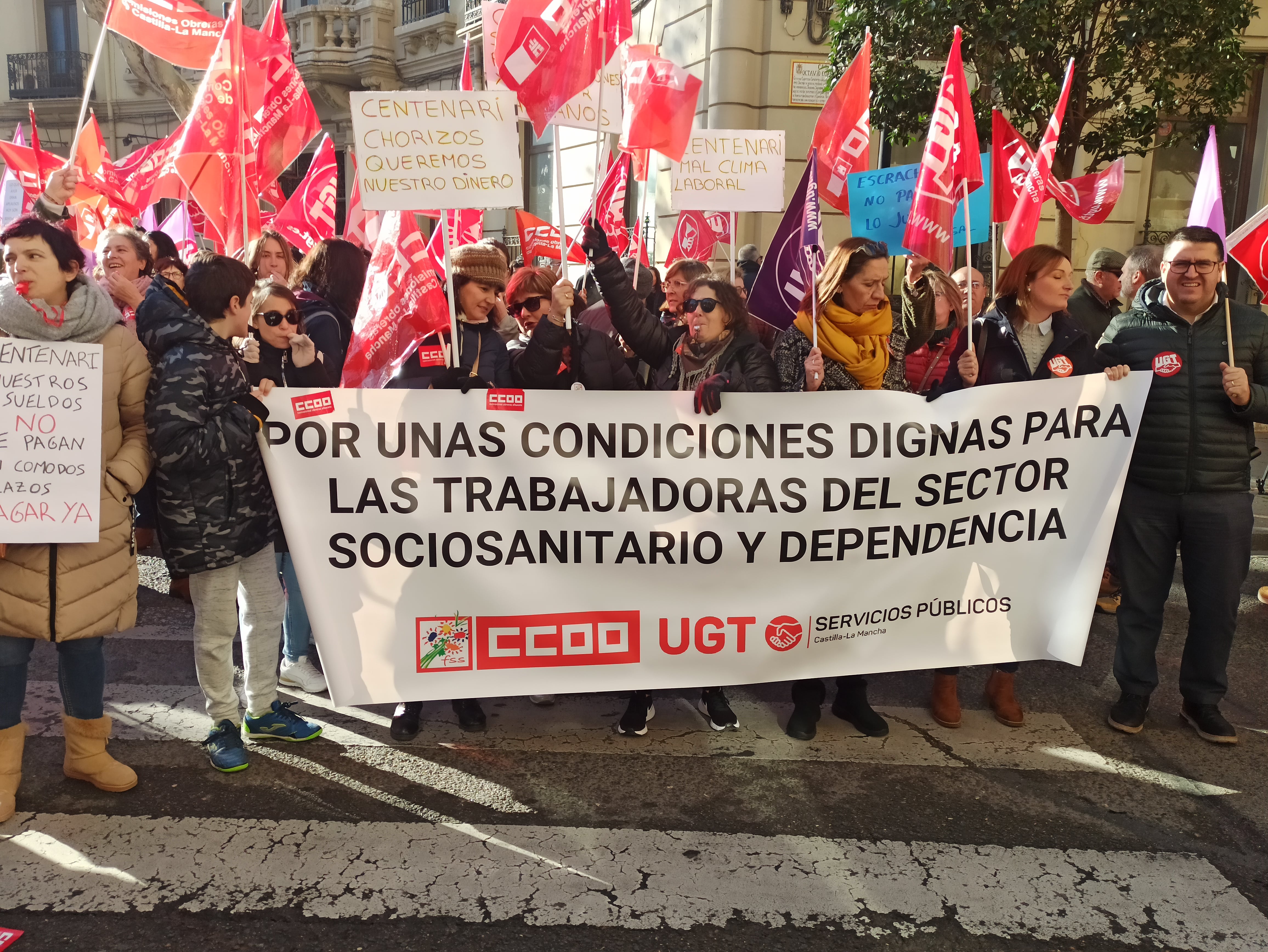 Los sindicatos junto a las trabajadoras en la manifestación frente a la sede de Centenari | Imagen: Pedro Miguel González