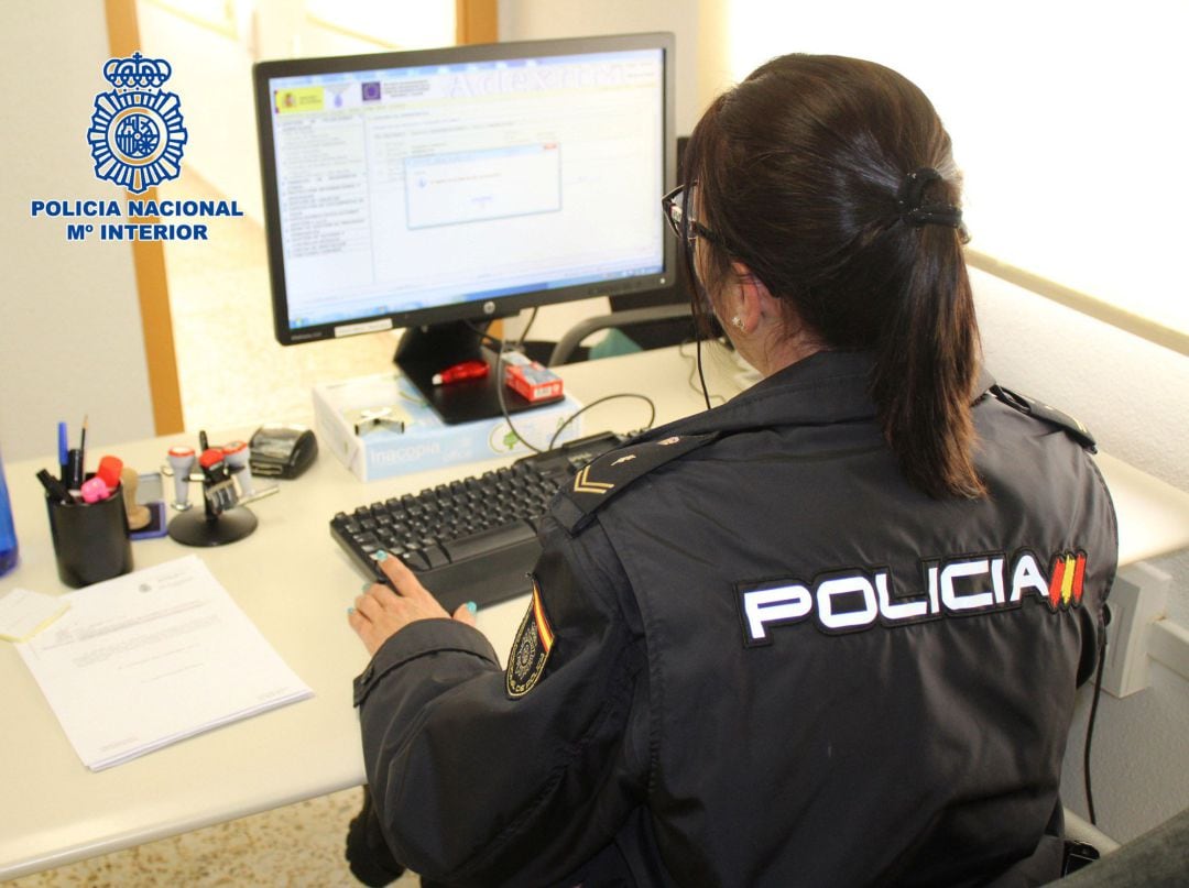 La Policía Nacional trabajando contra delitos cibernéticos 
 