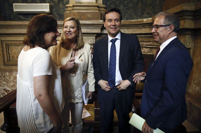 A la derecha, el consejero de Hacienda aragonés, Fernando Gimeno, conversa con otros responsables políticos momentos antes de la firma con los sindicatos UGT y CCOO y la patronal Carbounión el "Acuerdo en defensa de la minería del carbón y las comarcas mi