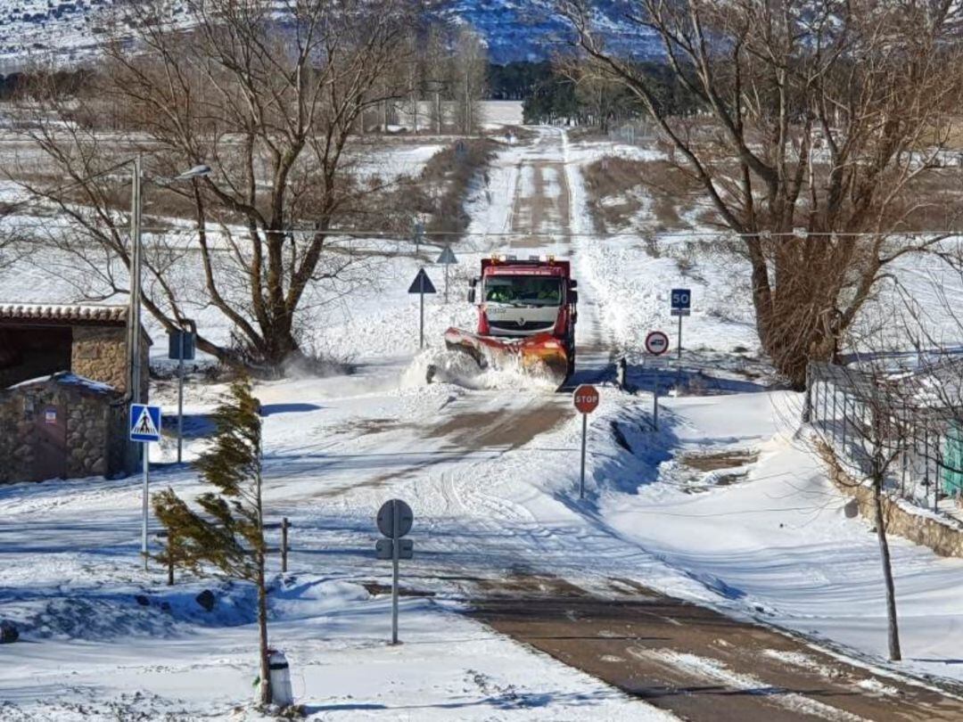 Un quitanieves de la Diputación de Soria abre camino tras la nevada