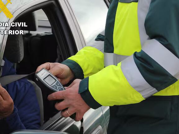 El conductor presentaba síntomas de encontrarse bajo la influencia del alcohol y los resultados en las pruebas lo confirmaron