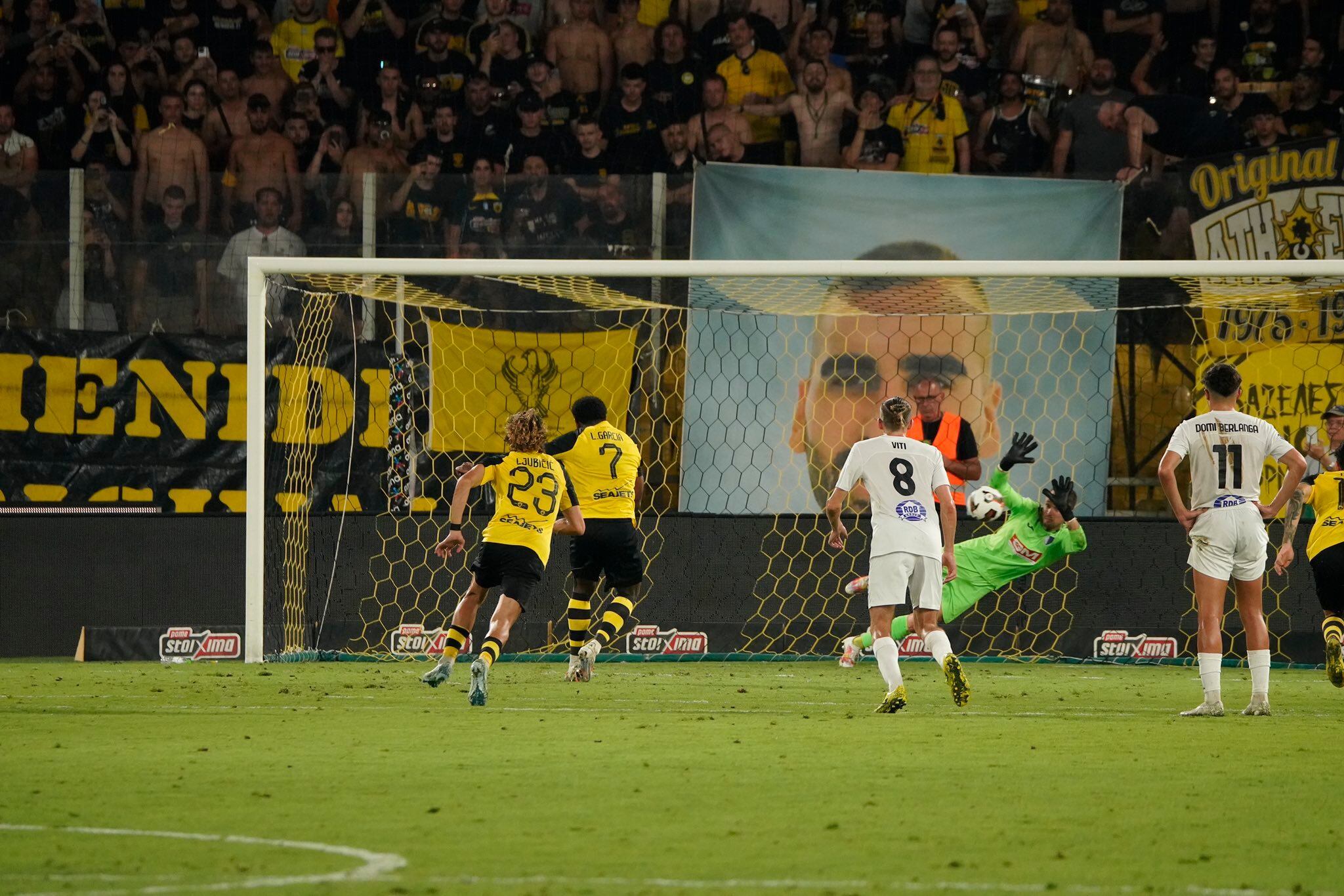 El porter de l&#039;Inter, Adri Muñoz, intercepta el llançament de Levi García des dels onze metres