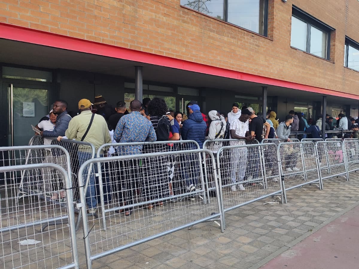 "Fa dues hores que estic fent cua però m'és igual. Necessito els papers"