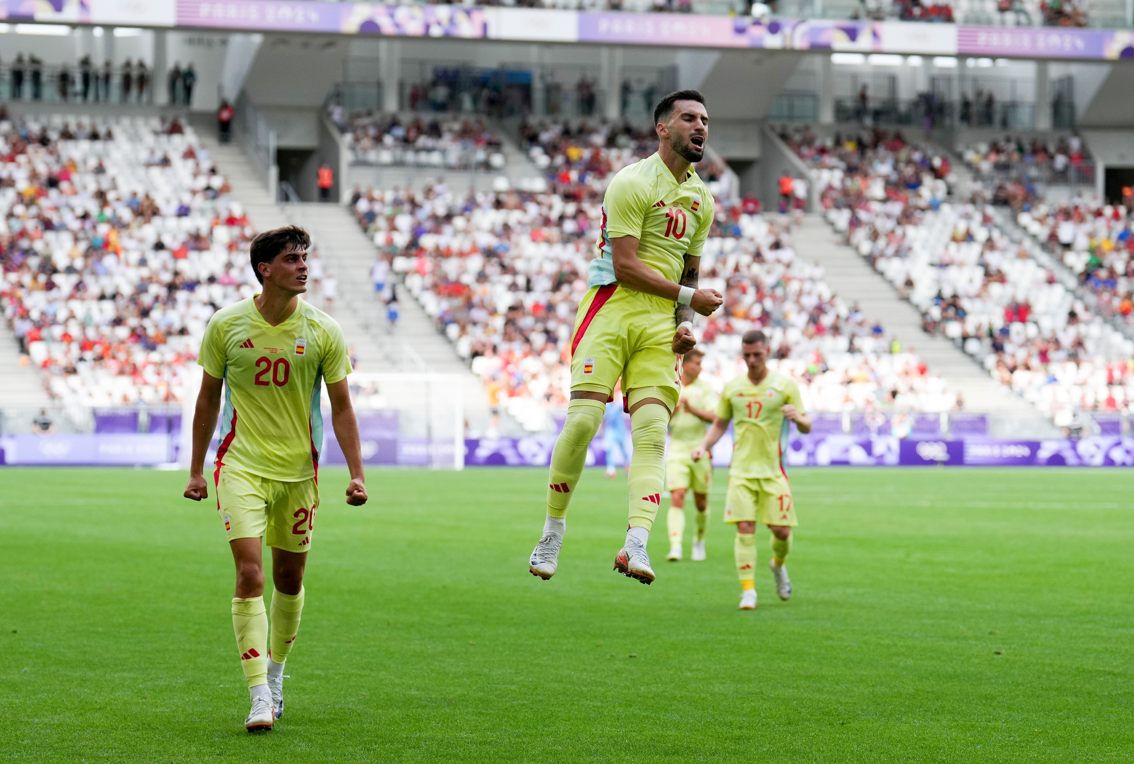 Alex Baena celebra el 1-2 de España frente a República Dominicana en los Juegos Olímpicos de París 2024