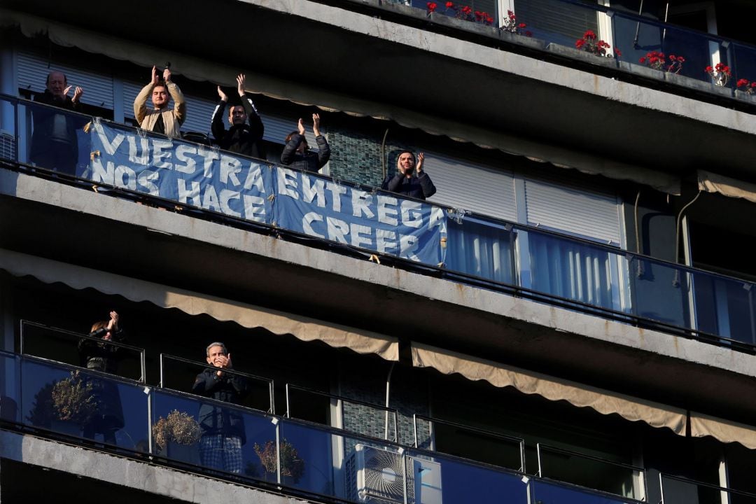 Vecinos aplauden desde sus balcones a los trabajadores de la Fundación Jiménez Díaz de Madrid en el homenaje al personal sanitario que como cada día tiene lugar a las 8 de la tarde por su labor durante la crisis de la pandemia del coronavirus. 