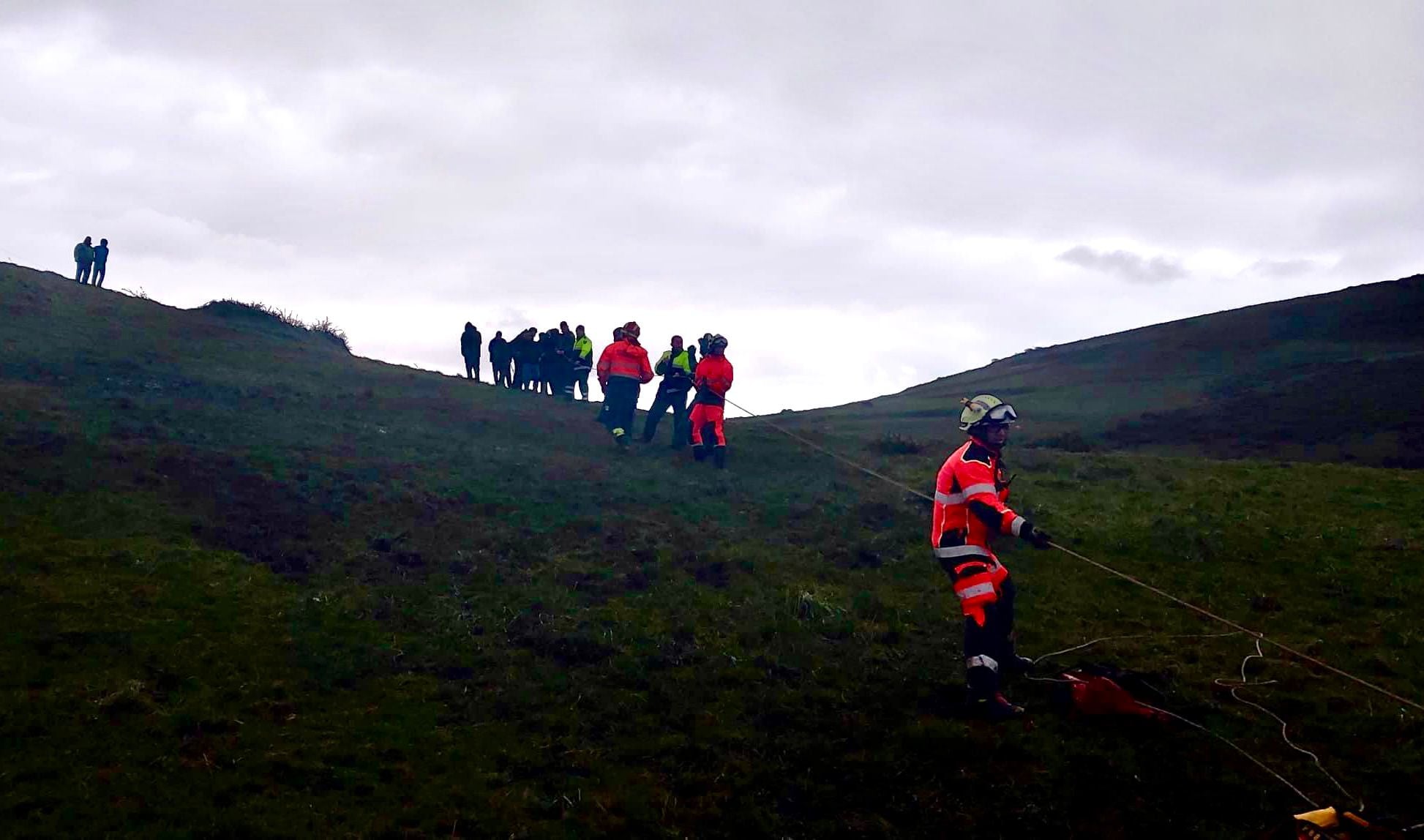 Efectivos de Emergencias rescatan al surfista con problemas en Suances.