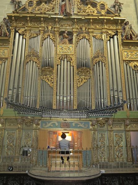 Miguel Ángel Viñuela Solla ante el órgano en Astorga (León)