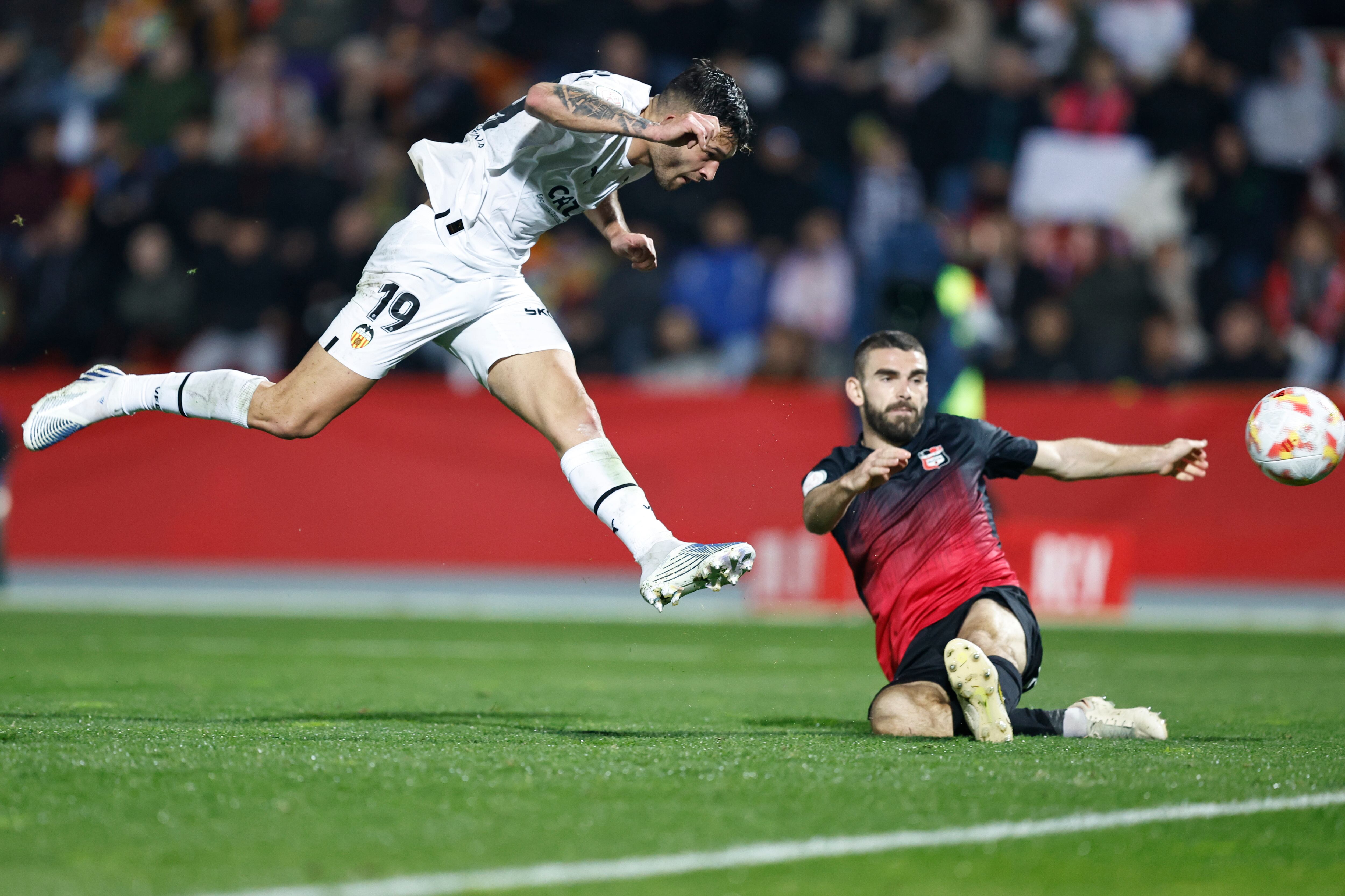 LA NUCÍA (ALICANTE), 03/01/2023.- El delantero del Valencia Hugo Duro (i) marca el 0-3 durante el partido correspondiente a los dieciseisavos de final de la Copa del Rey entre La Nucía y el Valencia celebrado este martes en el estadio olímpico Camilo Cano. EFE/Biel Aliño