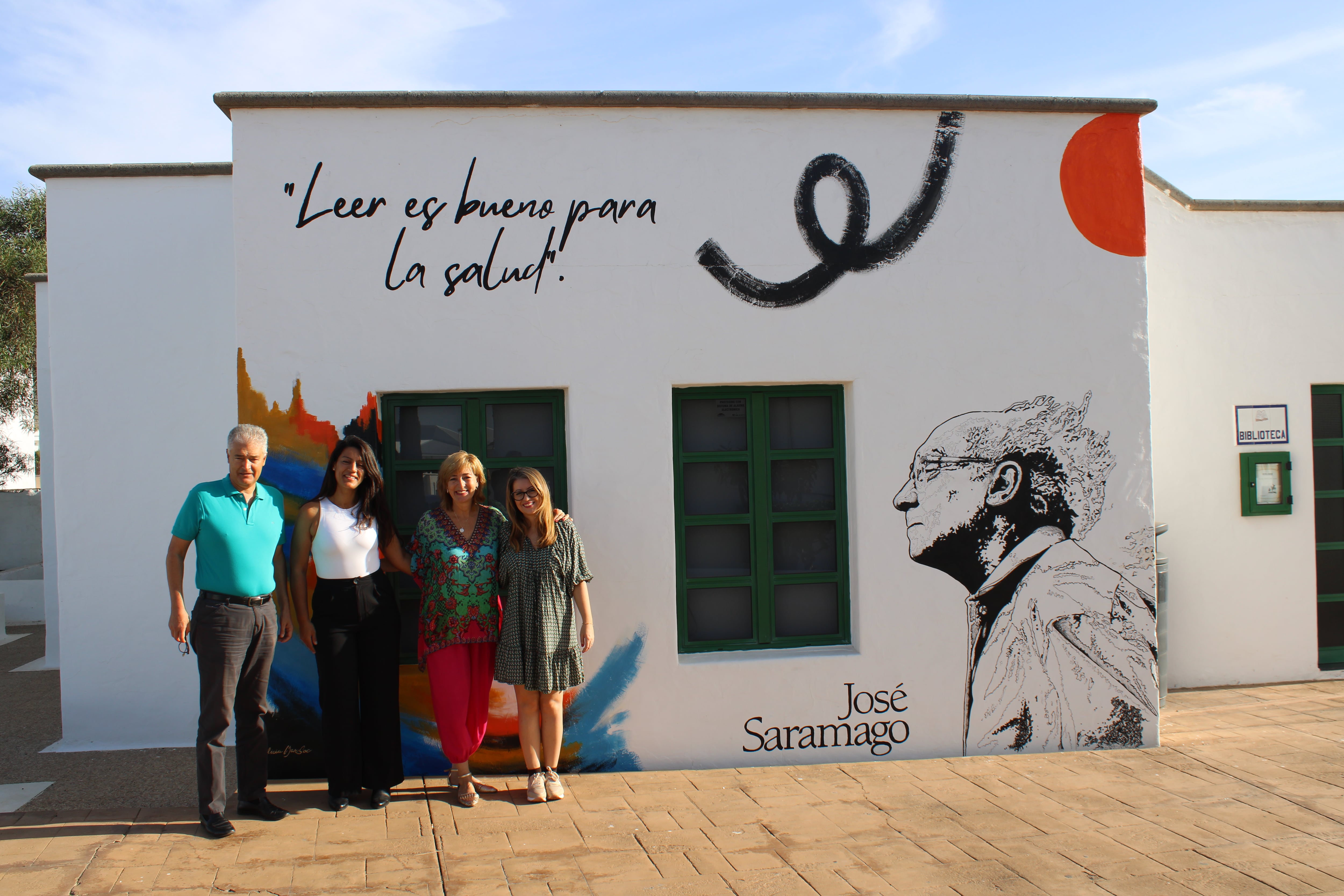 Autoridades municipales junto al mural.