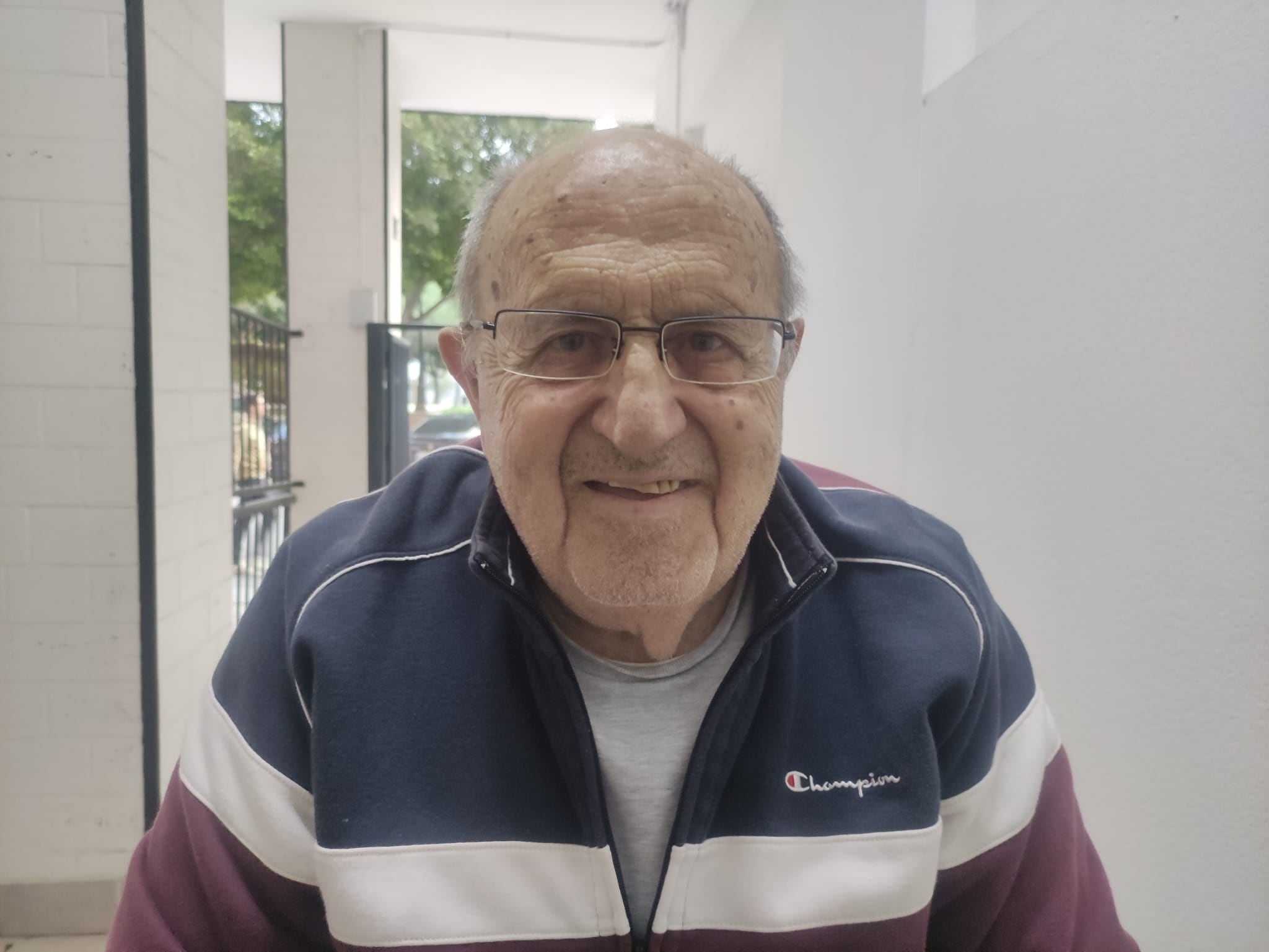 A sus 93 años pone buena cara a la vida con la cabeza a pleno rendimiento.