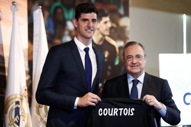 Courtois posa junto a Florentino con su nueva camiseta