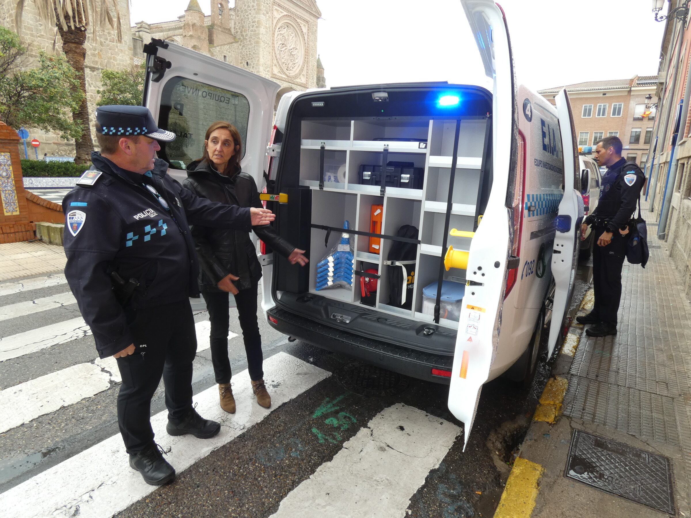 La portavoz del Gobierno Municipal junto a efectivos policiales viendo el nuevo furgón