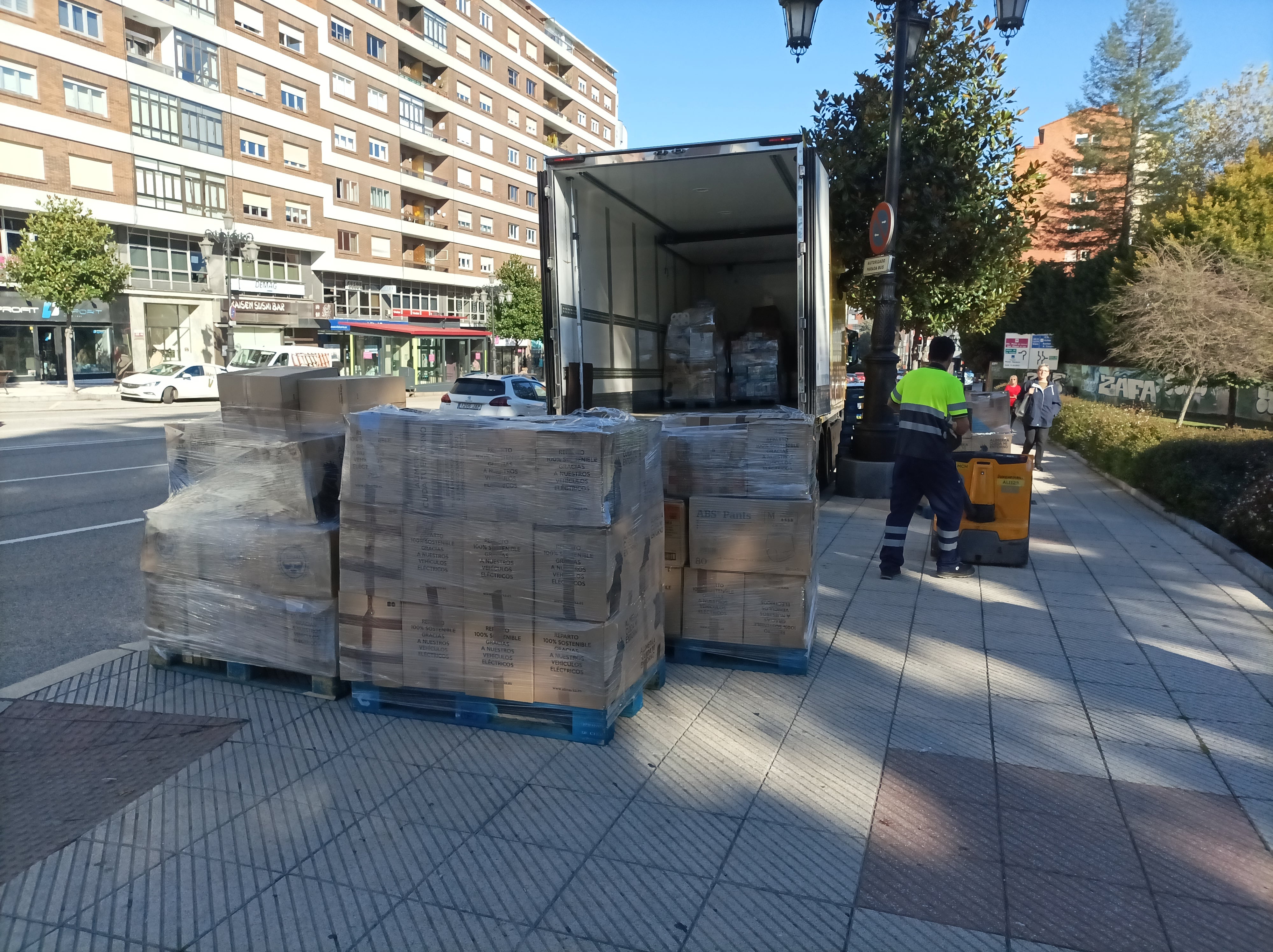 Un operario carga el último camión de donaciones recogidas en Villa Magdalena con destino a las instalaciones del Banco de Alimentos, donde se organizará su traslado a las zonas afectadas por la DANA.