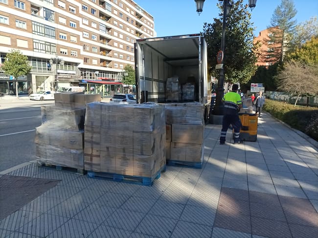 Un operario carga el último camión de donaciones recogidas en Villa Magdalena con destino a las instalaciones del Banco de Alimentos, donde se organizará su traslado a las zonas afectadas por la DANA.
