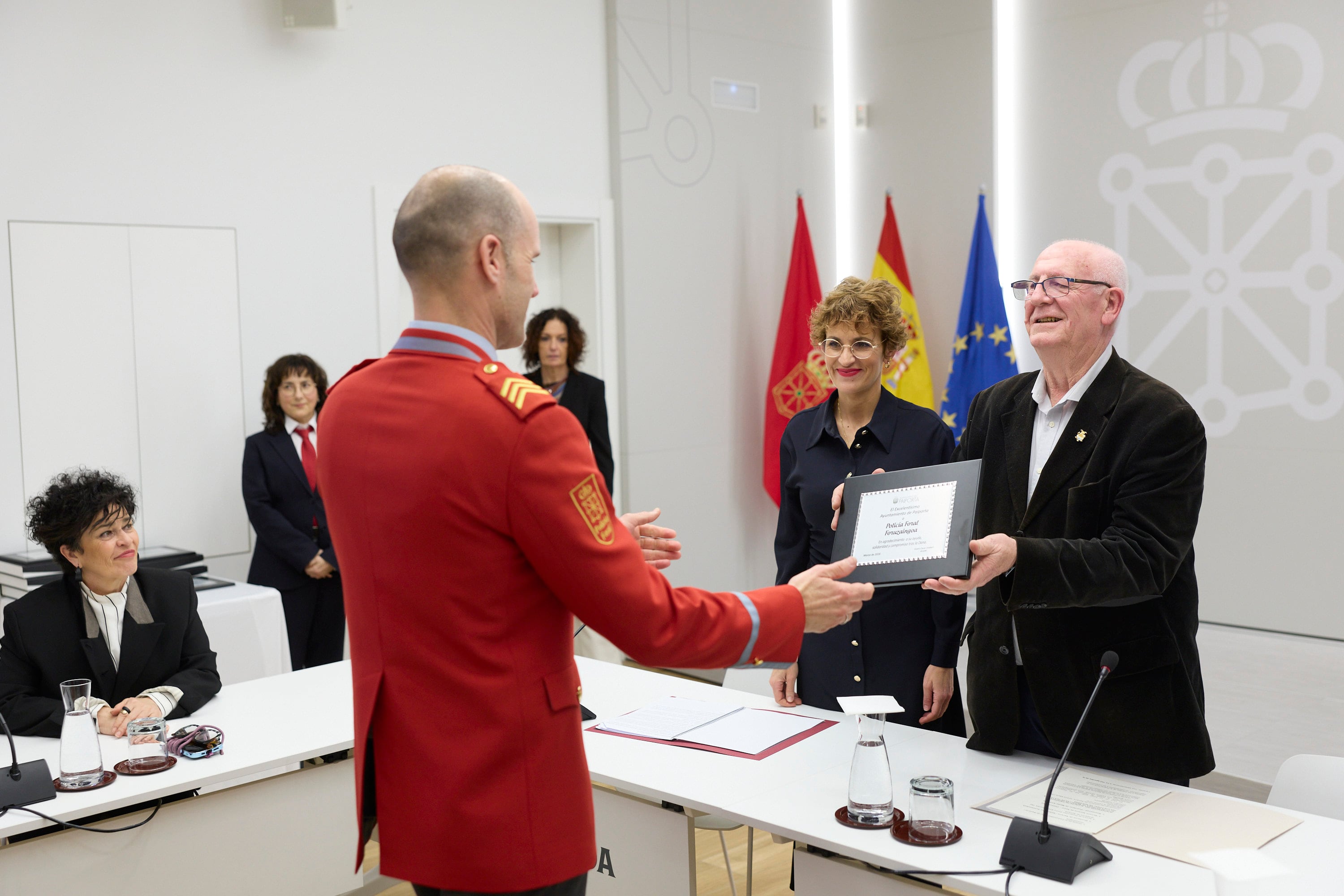 El alcalde Paiporta, junto a la Presidenta Chivite, hace entrega del reconocimiento al jefe de la Policía foral, Iván Ortueta.